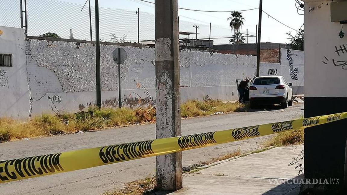 En colonia Magdalenas de Torreón hallan a individuo muerto junto a su camioneta