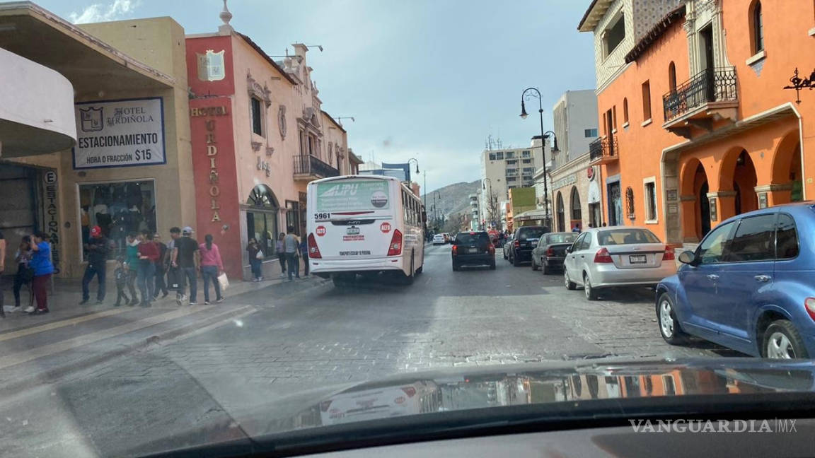 Entorpece tránsito ruta de Transporte de Personal en el centro de Saltillo