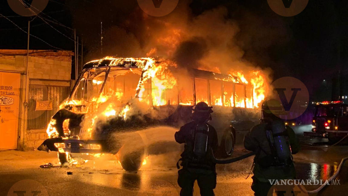 Falla mecánica provoca espectacular incendio de autobús de personal al oriente de Saltillo