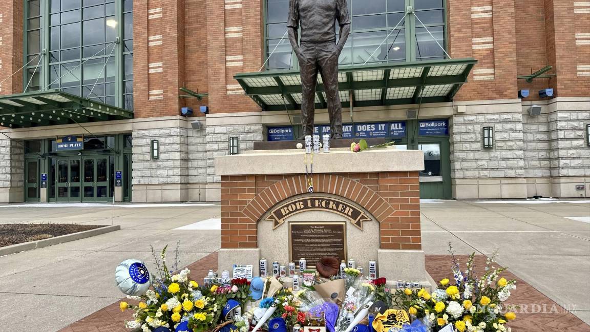 $!Una estatua de Bob Uecker esta colocada afuera del American Family Field en Milwaukee.