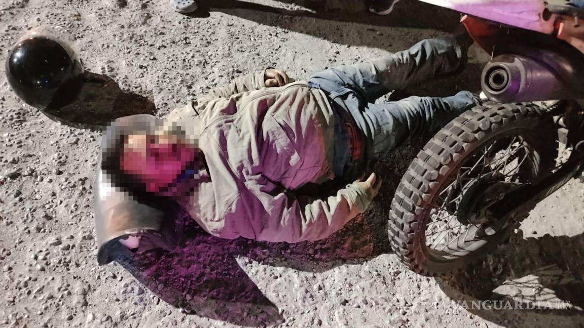 Se le desprende llanta y provoca volcadura de motocicleta en Saltillo