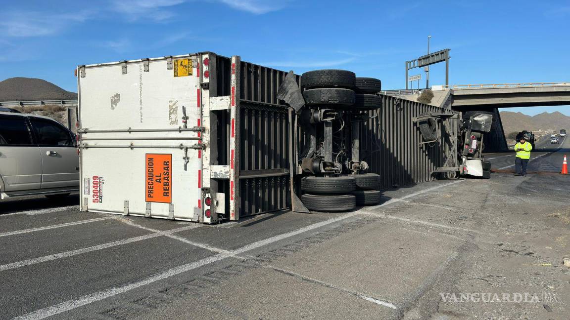 $!Paramédicos de Capufe valoraron al conductor, quien resultó con lesiones leves.