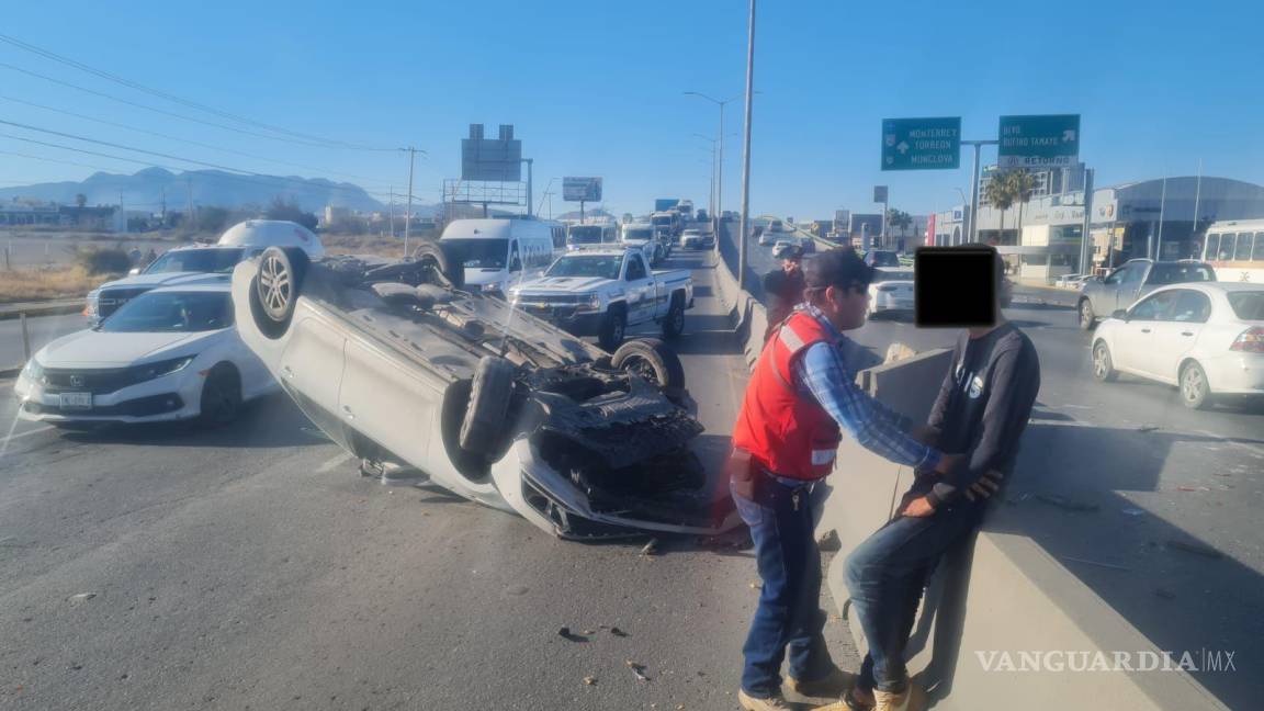 Volcadura en el Blvd. Nazario O. Garza de Saltillo provoca caos