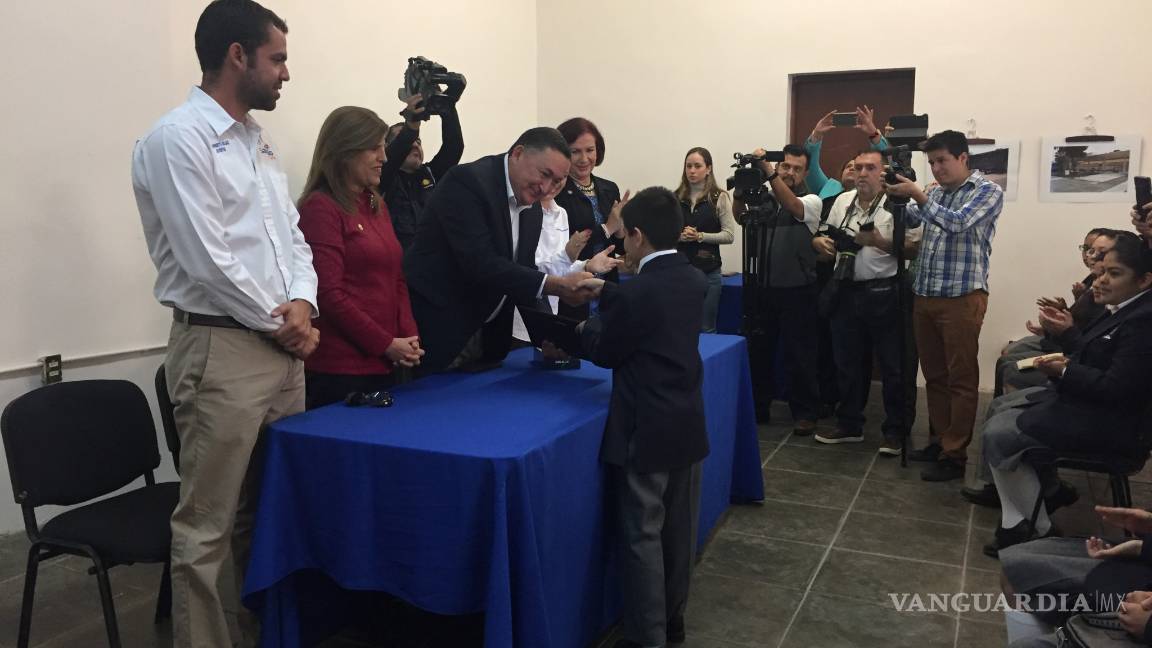 $!Reconoce Municipio de Saltillo a estudiantes destacados