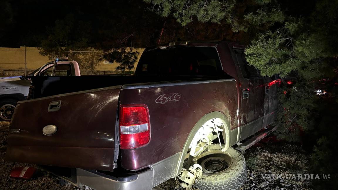 $!La camioneta quedó severamente dañada tras impactarse contra el árbol.