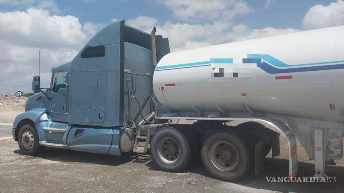 $!En el sitio también se localizó una unidad tipo pipa, la cual también quedó asegurada por las autoridades