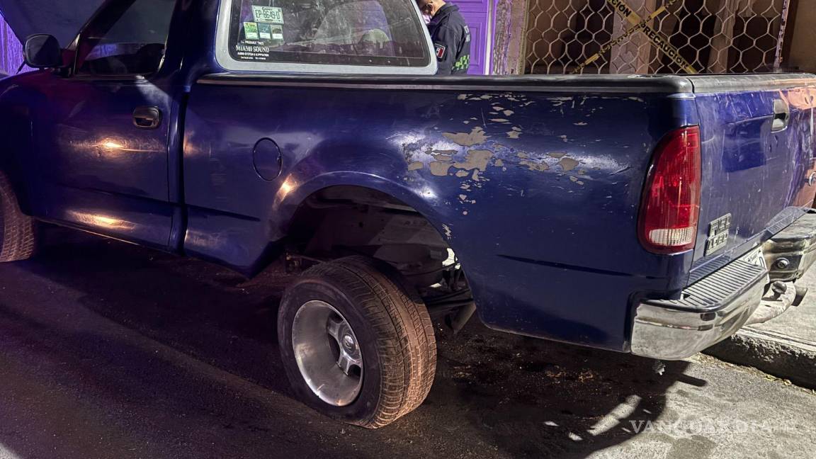 $!La camioneta Ford F-150 estacionada registró daños en la parte trasera tras el impacto.