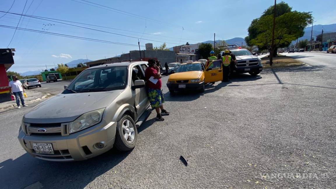 Menor al volante provoca accidente en calles de Saltillo; una persona resulta herida