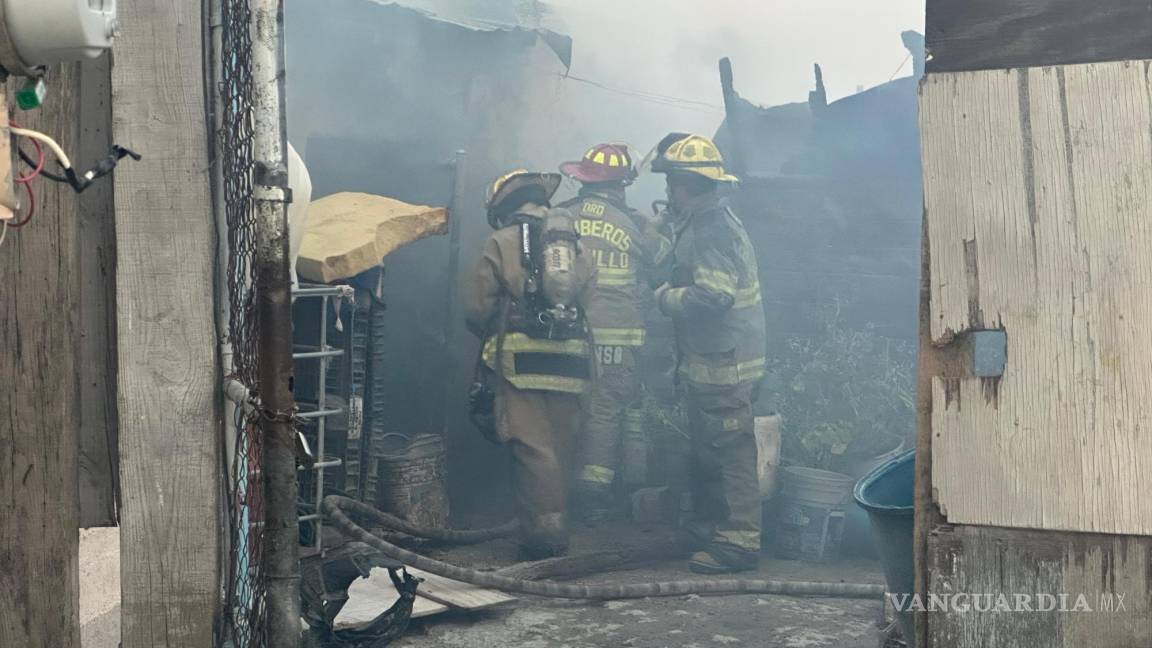 Se incendia arroyo de la colonia Anáhuac y arrasa con un tejabán, en Saltillo