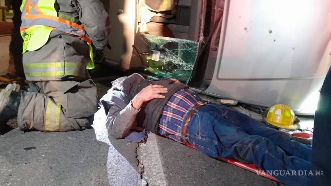 $!Oficiales de tránsito inspeccionarón el lugar del accidente, donde se sospecha que la velocidad y la ebriedad fueron factores clave.