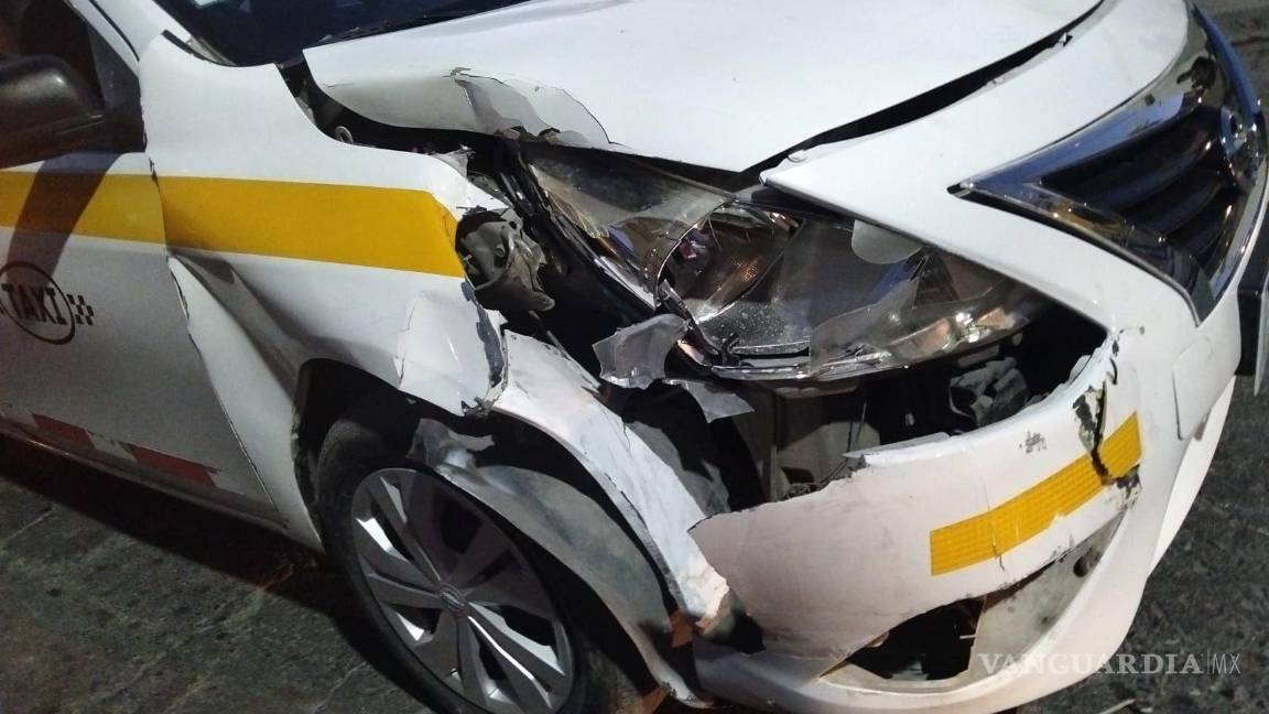 $!La Policía Preventiva aseguró a tres sujetos tras una persecución que terminó con un choque en la colonia Pueblo Insurgente.