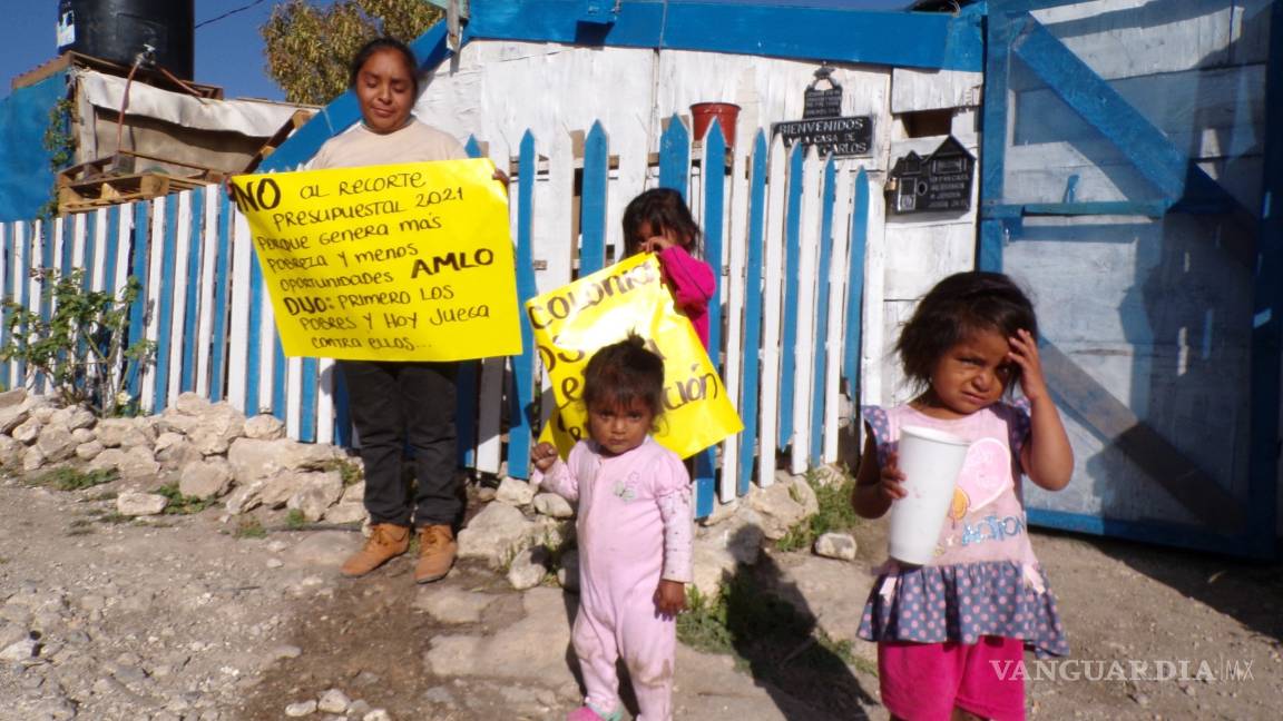 $!Con pancartas sectores marginados de Saltillo salen a reclamar por recorte al presupuesto para Coahuila