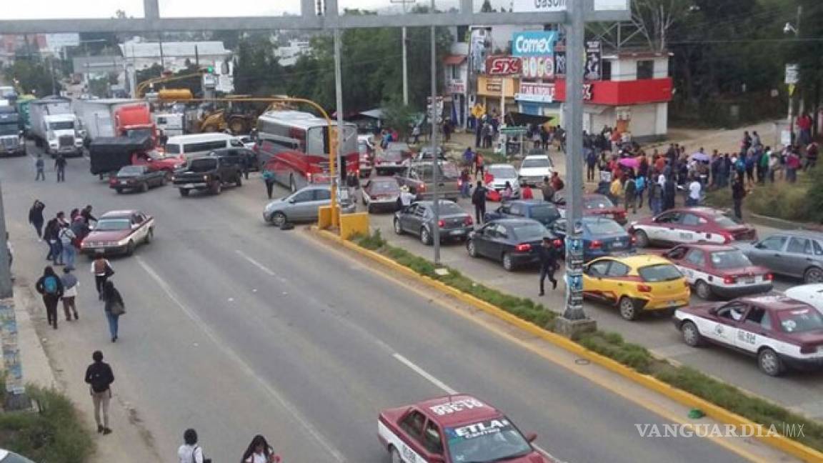 La CNTE en Oaxaca suspende clases y realiza bloqueos por Quinto Informe de Peña Nieto