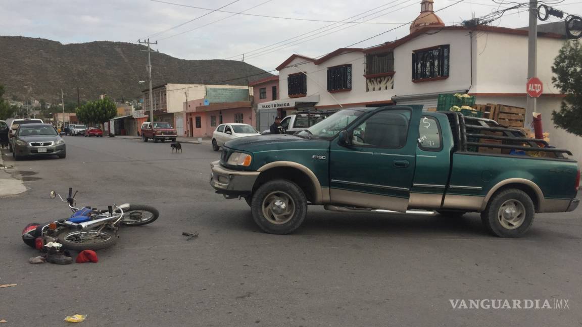 Motociclista resulta atropellado al pasarse el alto en Saltilllo