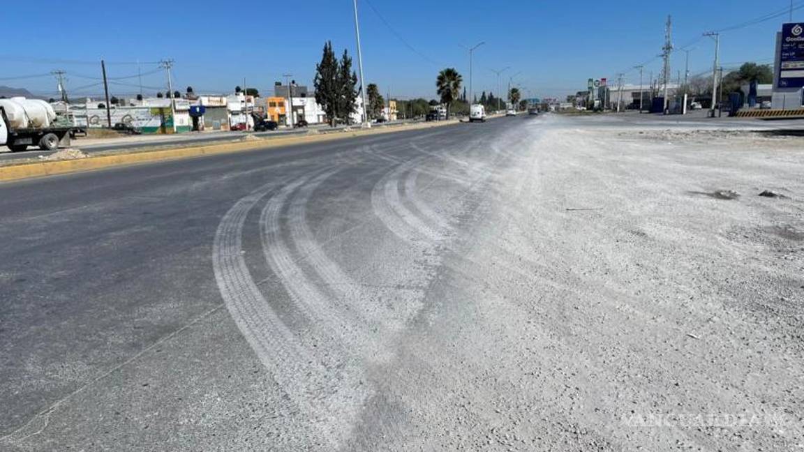 $!Camiones de carga dejan residuos sobre el pavimento en inmediaciones del bulevar Antonio Cárdenas.