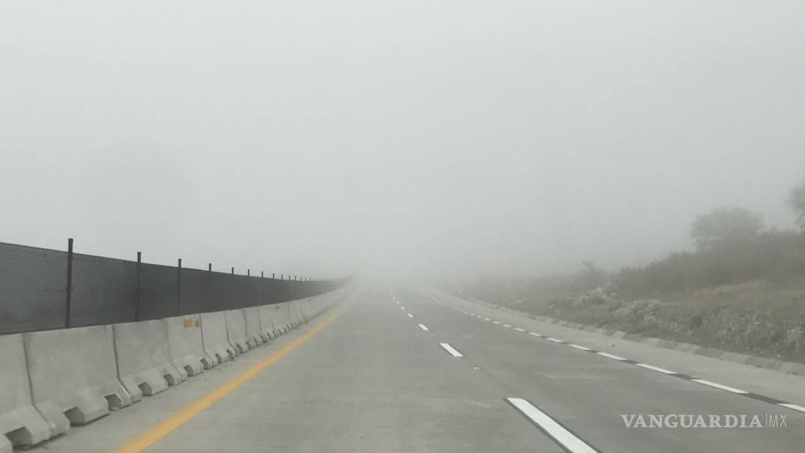 Cierran carretera libre y autopista Saltillo - Monterrey por neblina