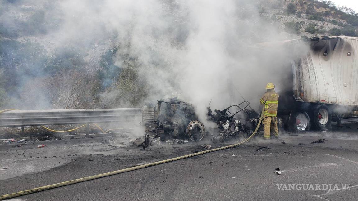 Incendio de tráiler afecta circulación en tramo Saltillo-Los Chorros