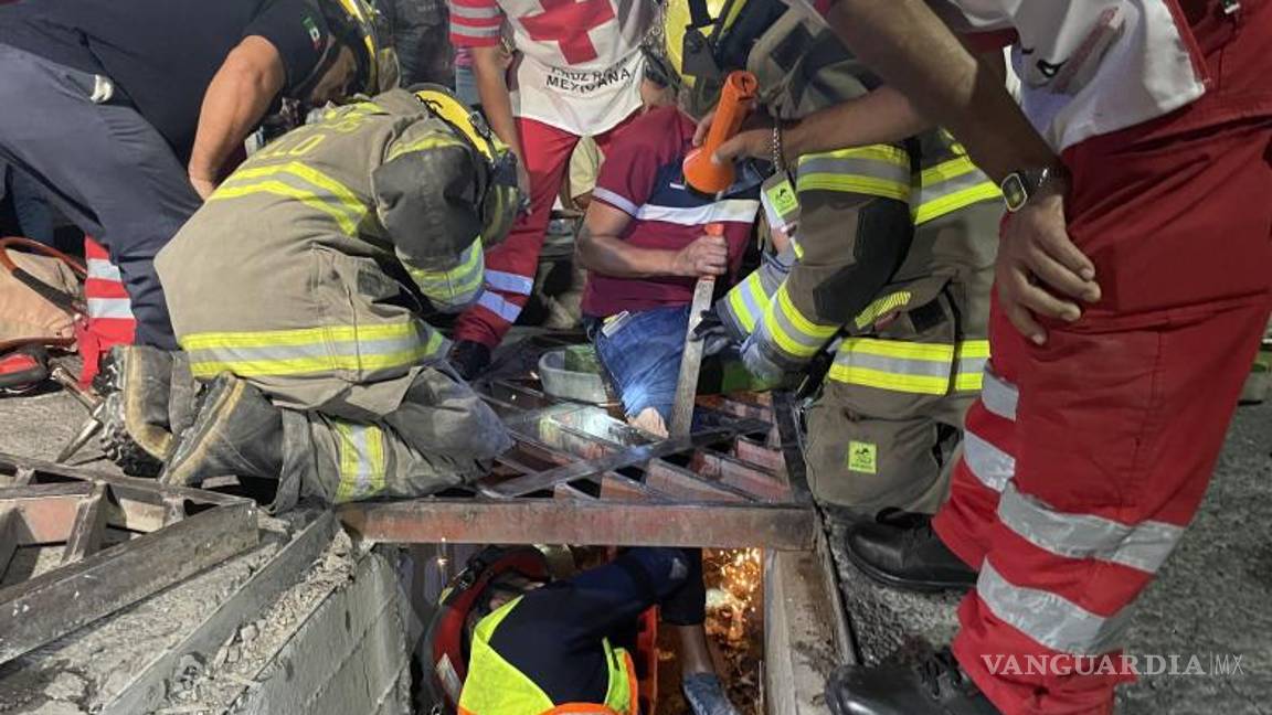 $!Los bomberos utilizaron herramientas especializadas, como quijadas de la vida y pulidores, en su intento por liberar a Jorge de la reja de acero.