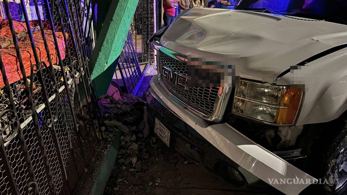 $!La camioneta GMC pick up terminó impactándose contra un poste de concreto y la fachada de una vivienda en la colonia San Ramón.