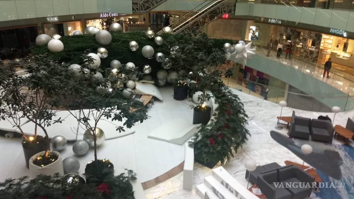 Se les cae árbol de Navidad gigante en plaza comercial de CDMX; hay un herido