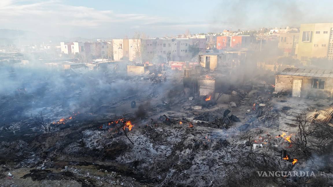 Incendio provocado deja sin hogar a 18 familias en Saltillo