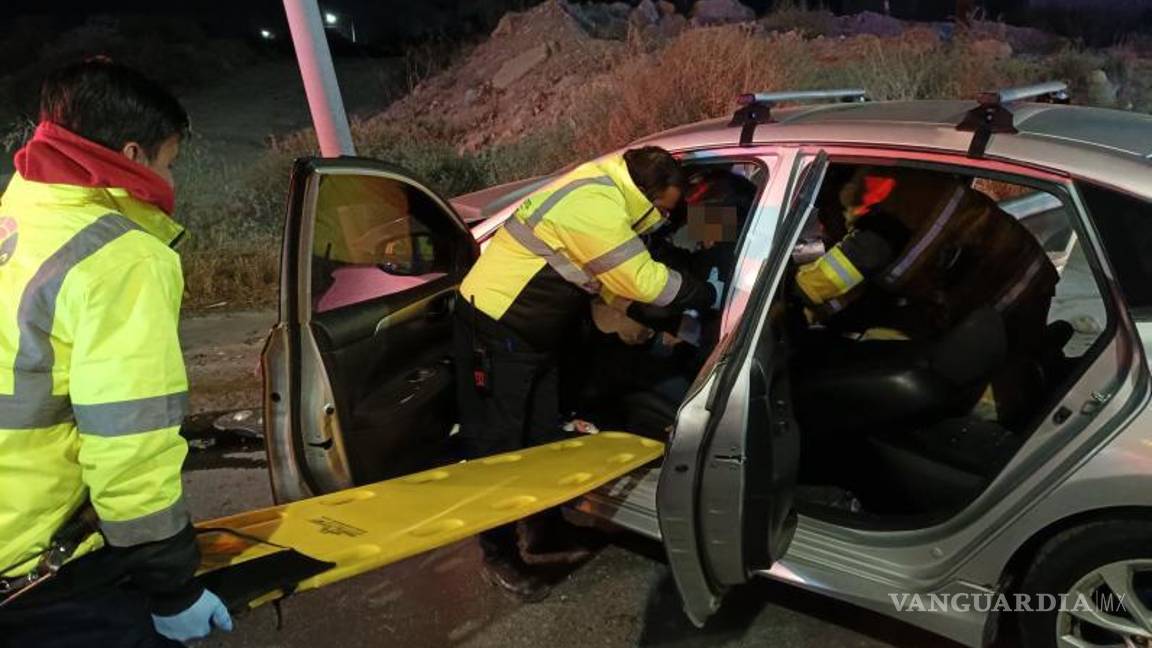 $!Elementos de Bomberos y Protección Civil realizaron maniobras de rescate para liberar al conductor atrapado.