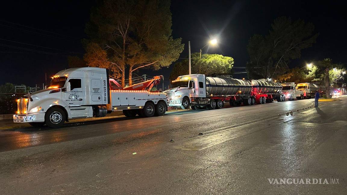 Aseguran pipas con 140 mil litros de combustible en la carretera Saltillo-Torreón; detienen a dos