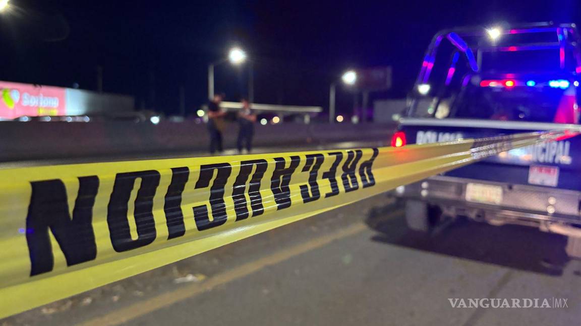 $!Autoridades acordonaron la zona del accidente para iniciar las diligencias correspondientes y evitar más riesgos en la vialidad.