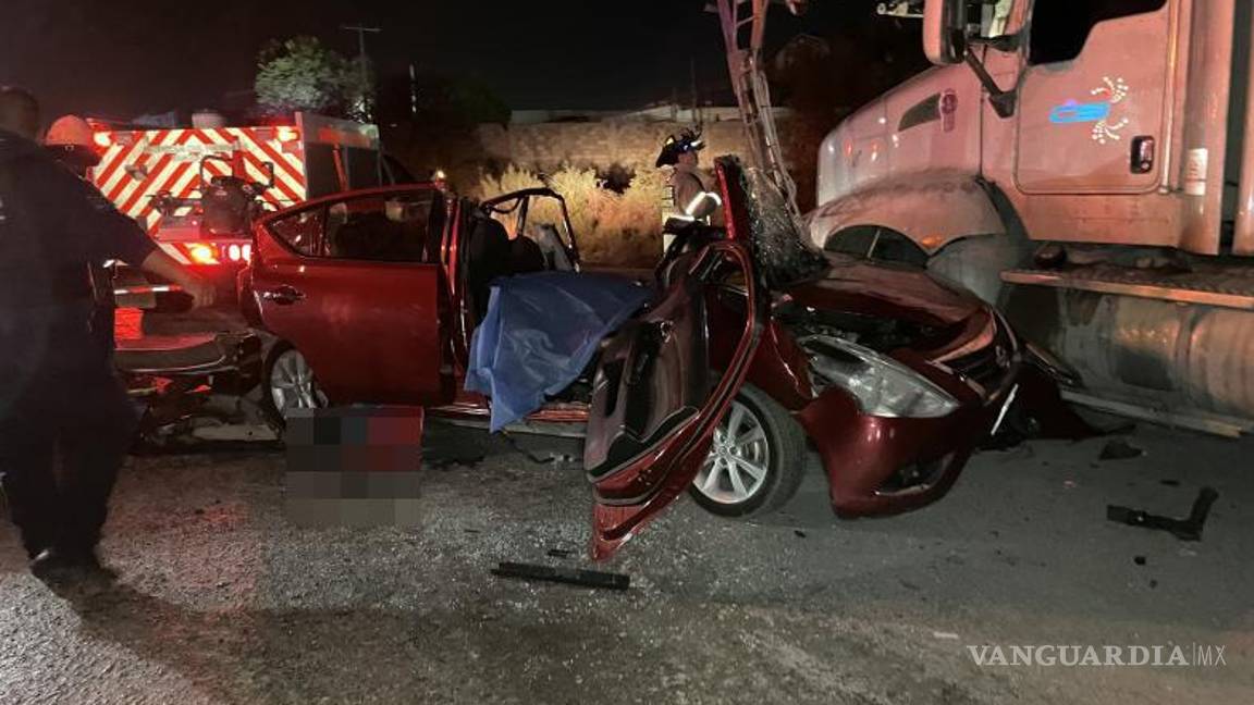 $!El Nissan Sentra quedó destrozado tras impactar de frente contra un camión nodriza estacionado.
