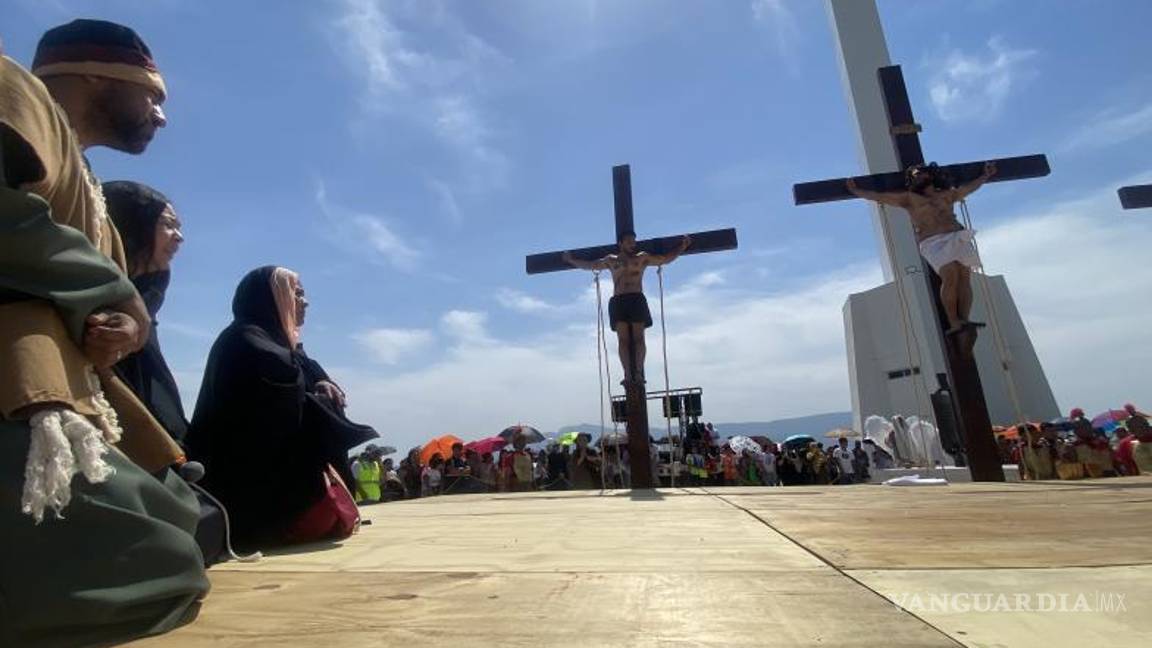 $!A pesar del calor intenso, los asistentes siguieron con fervor la escenificación de la Pasión de Cristo.