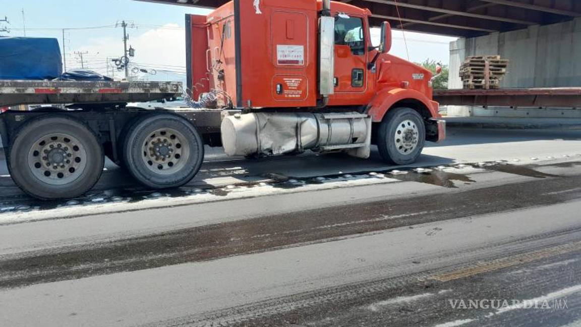 $!Personal de emergencia aplicó tierra y material absorbente tras el derrame de diésel del tráiler.