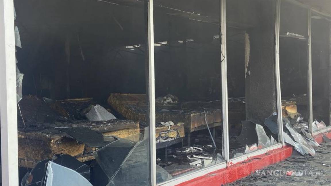 $!Empleados del lugar se percataron de que salía humo de la parte la “bodega”.