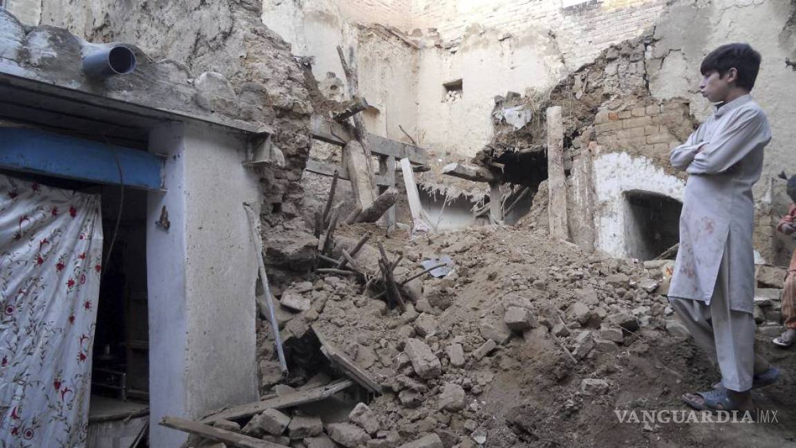 Fuerte terremoto deja al menos 100 muertos en Pakistán