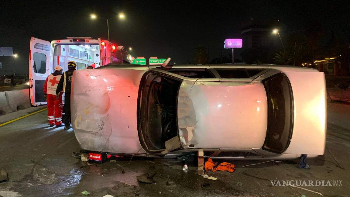 $!Socorristas trasladan al joven herido al Hospital General, mientras los agentes de tránsito aseguran el área y retiran el vehículo siniestrado.