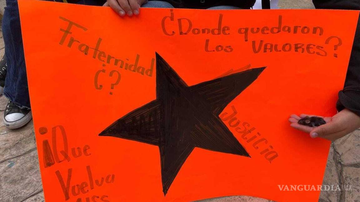 Respaldan estudiantes a maestra despedida del Colegio Zaragoza en Saltillo