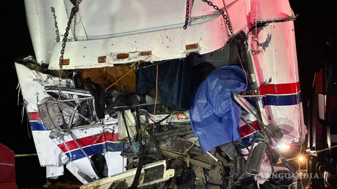 $!El cuerpo del hombre quedó prensado.