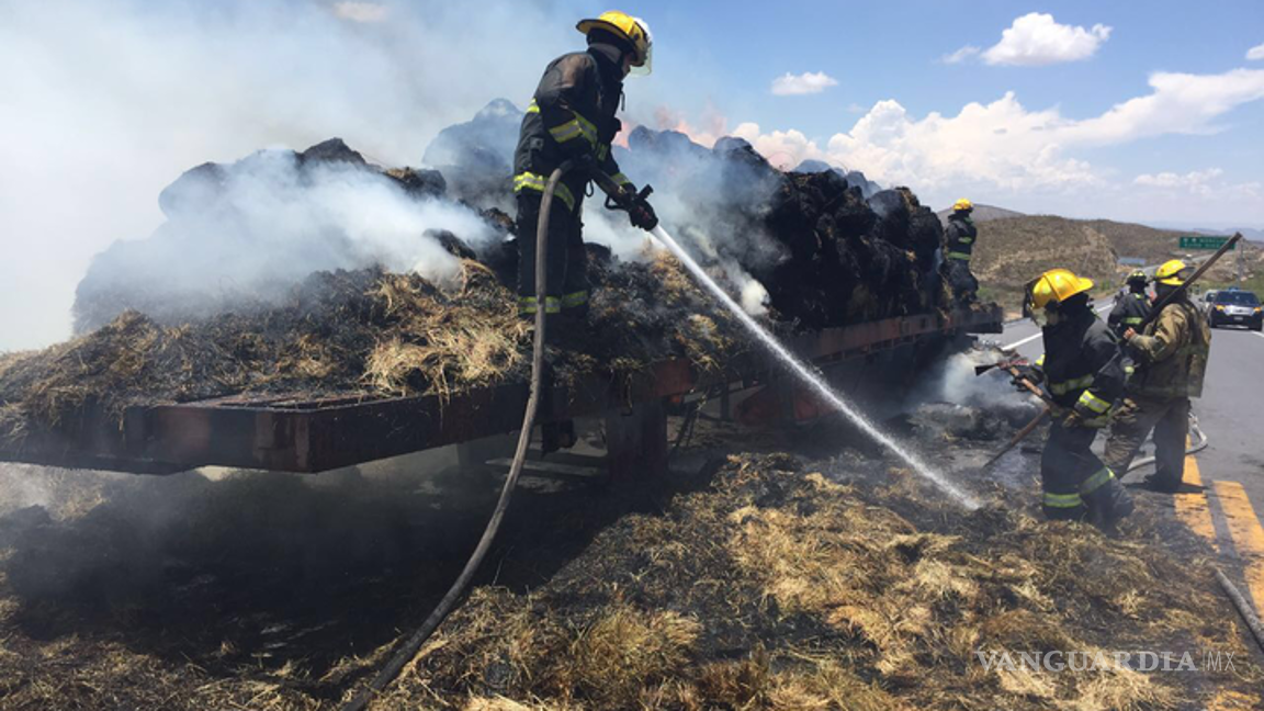 $!Se incendia trailer en la carretera a Monclova