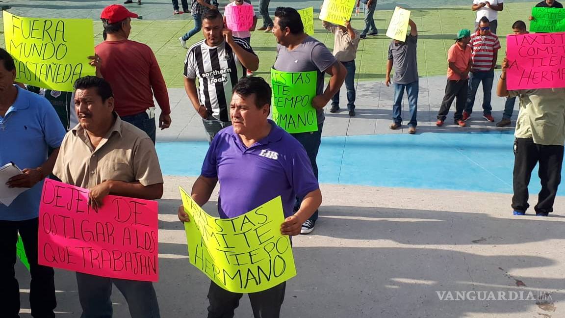 Se manifiestan taxistas de rutas colectivas en Torreón