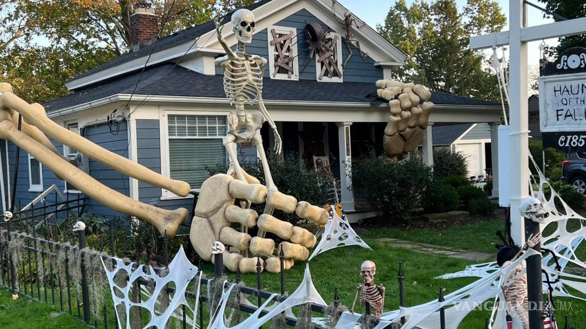 Se vuelve viral por su decoración de Halloween: ¡un esqueleto de al menos 3 metros!