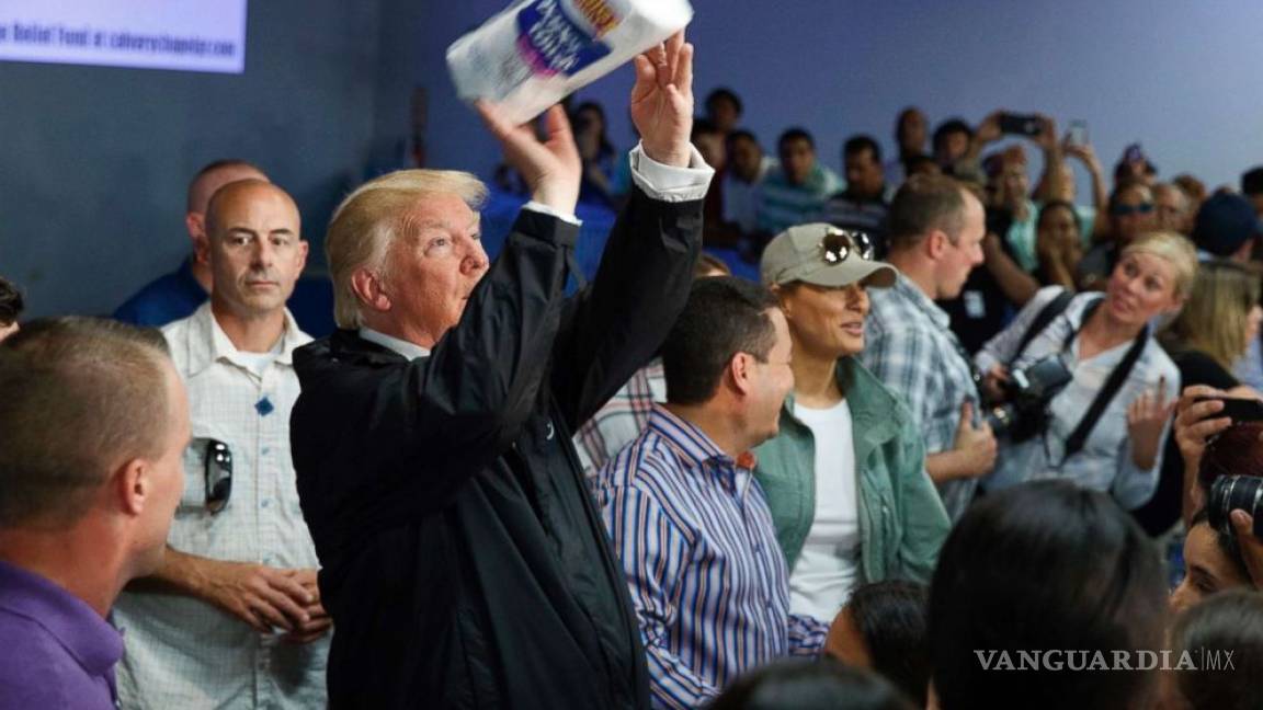 Trump 'ayuda' a damnificados de Puerto Rico, les lanza rollos de papel (VIDEO)