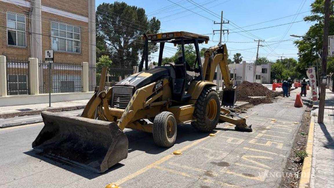 $!Maquinaria pesada volvió a intervenir la calle Salvador González Lobo, generando nuevas molestias a los vecinos.