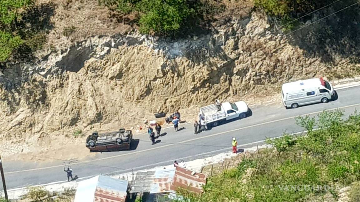 Familia de Saltillo resulta lesionada tras volcar en Santiago, Nuevo León