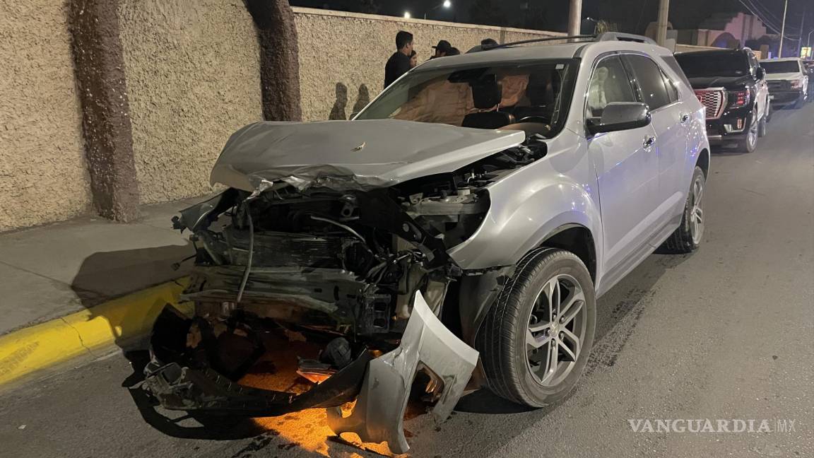 Se pasa semáforo en rojo y causa accidente múltiple en cruce de bulevares de Saltillo