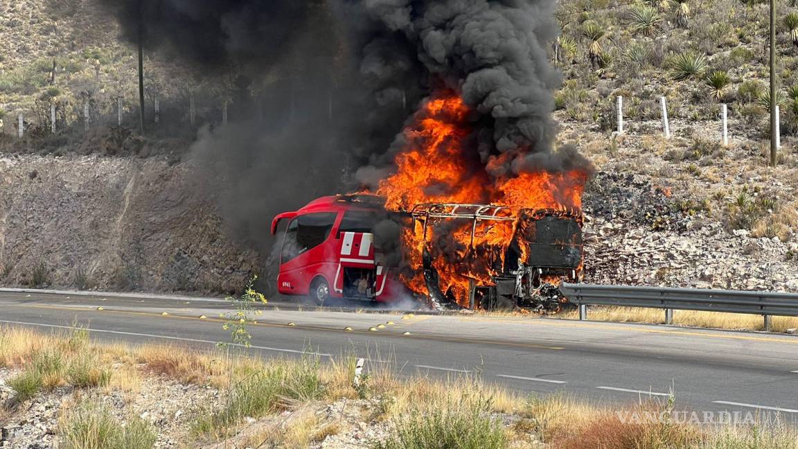 Incendio arrasa con camión, sobre carretera a Zacatecas