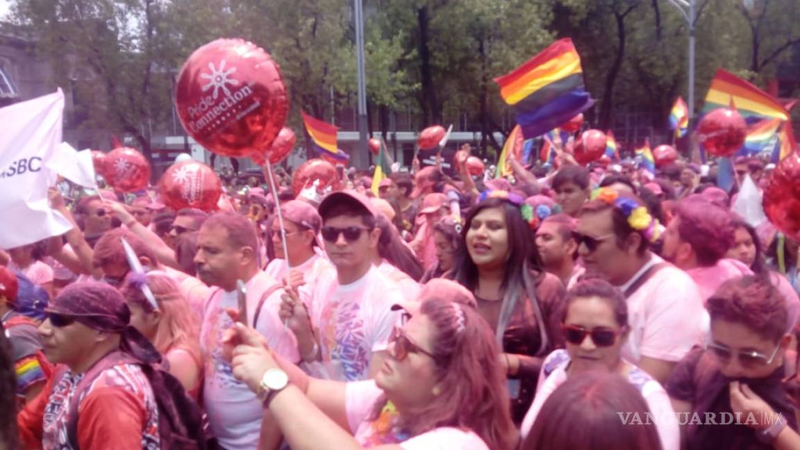 Marcha LGBTTTIQA avanza en Reforma; son abucheados por fanáticos del tricolor