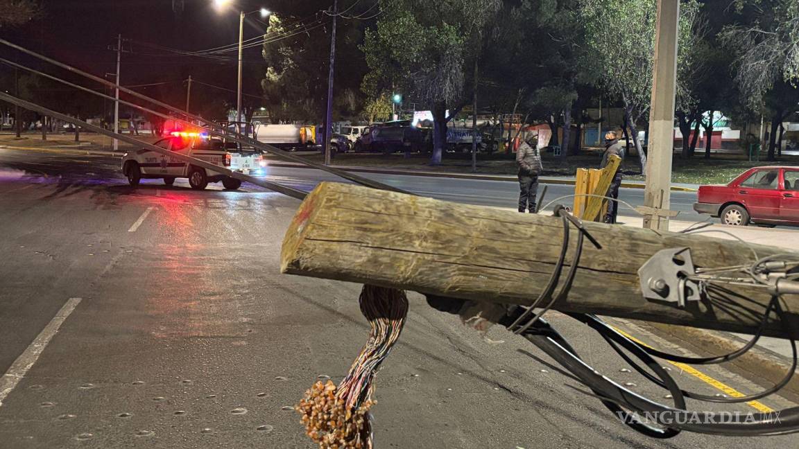 Conductor derriba dos postes en el Paseo de la Reforma de Saltillo y se da a la fuga