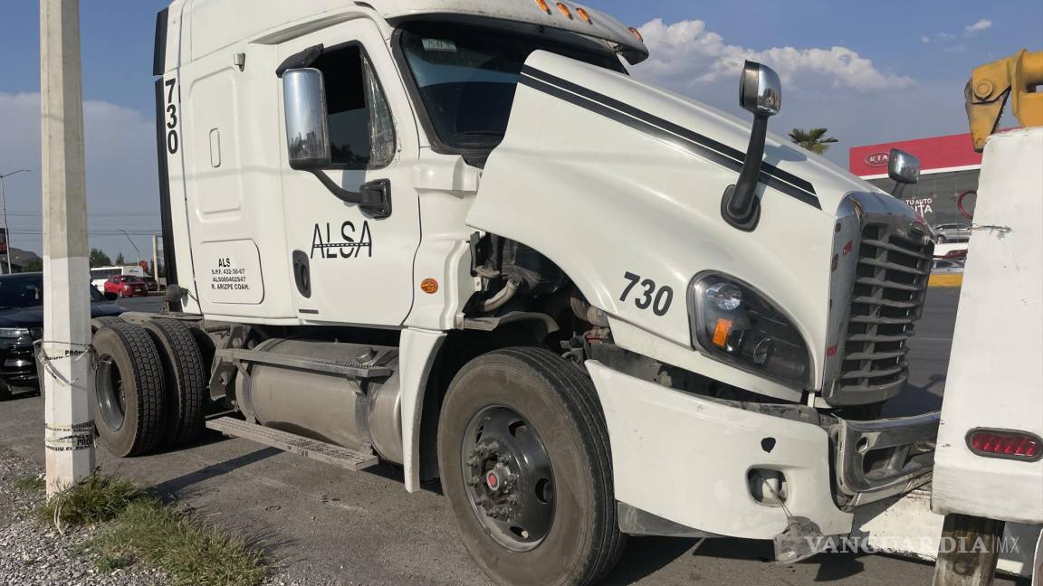 Tras evitar choque, trailero causa accidente en bulevar de Saltillo