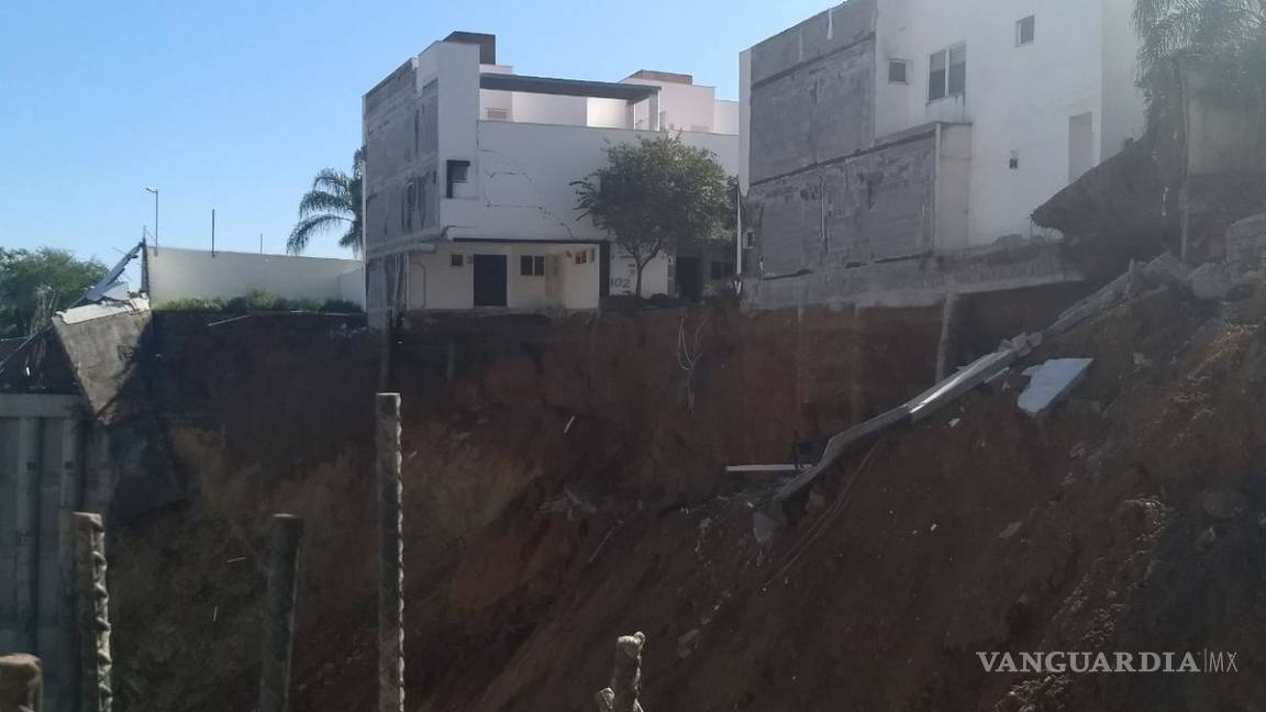 $!Derrumbe en casas de Monterrey deja una persona muerta, otra herida y una desaparecida