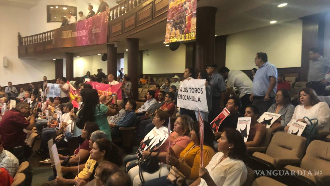 $!Se manifiestan contra la tauromaquia en el Congreso de Coahuila; hay opiniones encontradas