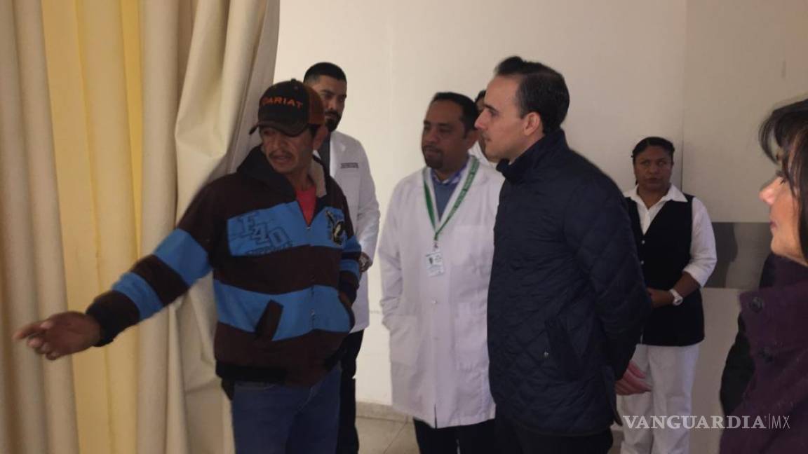 Manolo Jiménez visita a bebés que nacieron con el Año Nuevo en el Hospital General de Saltillo